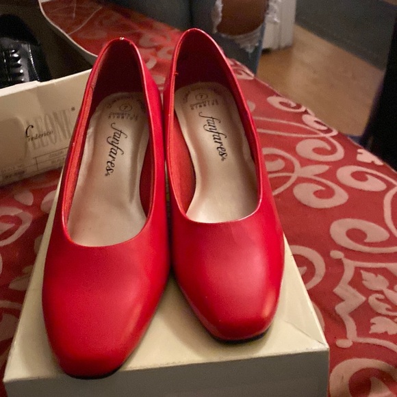 Red pumps - Picture 1 of 8